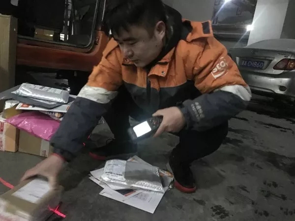 快遞師傅：就是路再滑，也要把每一件包裹送達