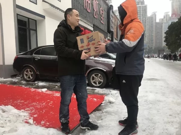 快遞師傅：就是路再滑，也要把每一件包裹送達