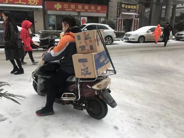 快遞師傅：就是路再滑，也要把每一件包裹送達